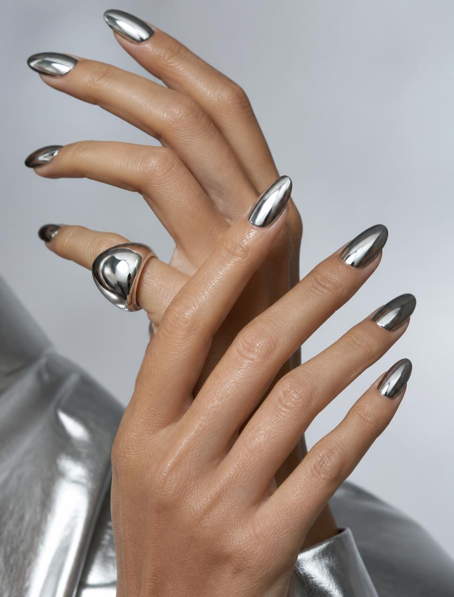 Unhas estilo CROMADA por LUNA Nail Studio